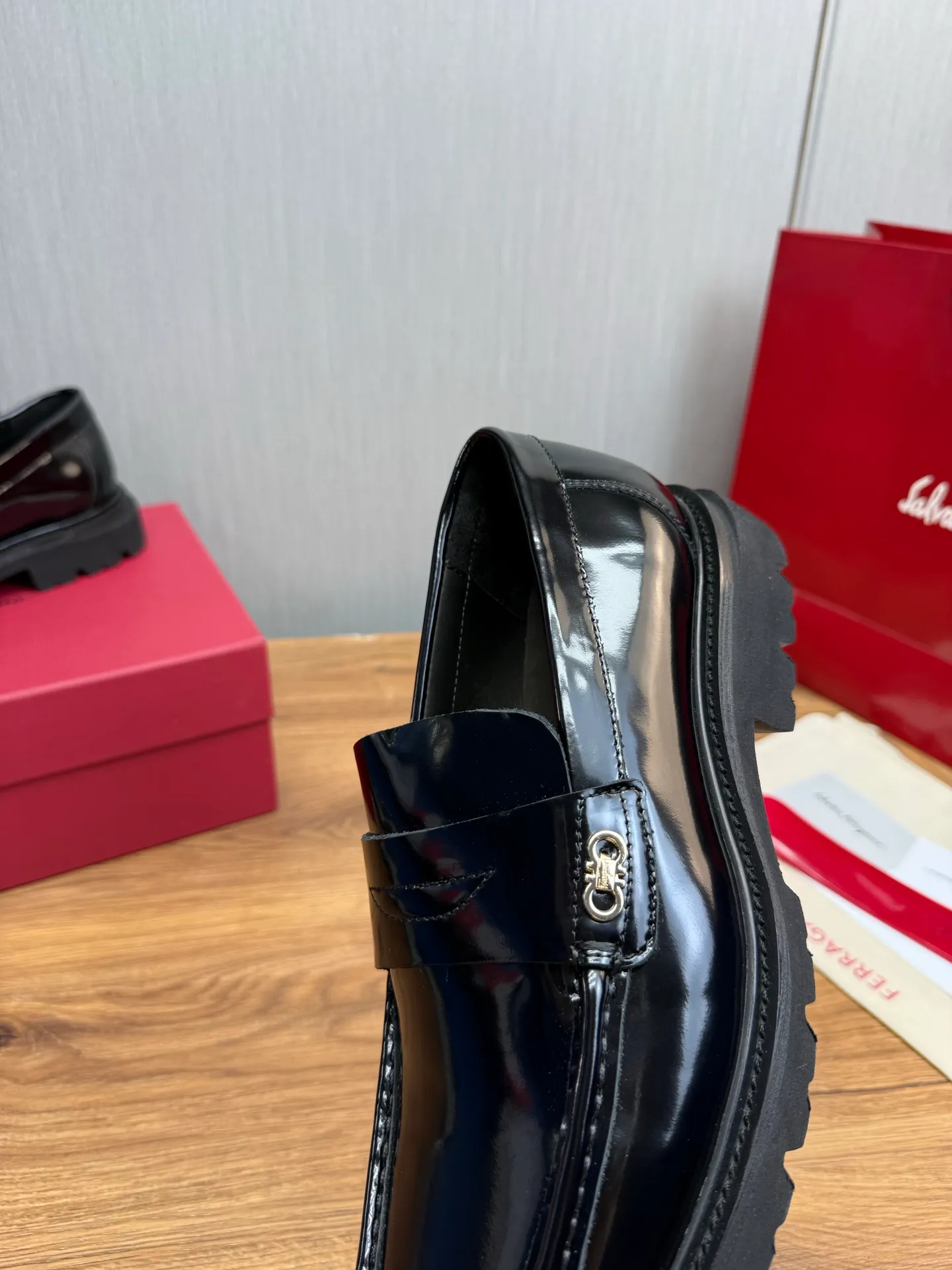 Men's shoes 💰880💰 Ferragamo. [Ferragamo] Men's Loaf leather shoes, the latest hot style, 1:1 original purchase quality, top quality, imported open-edge beaded cowhide leather on the upper, hand-made three-dimensional stitching highlights the round toe design, the inner feet are made of imported cowhide, with original wear-resistant rubber outsole, matching code 39-44, (38, 45 custom-made, non-refundable)